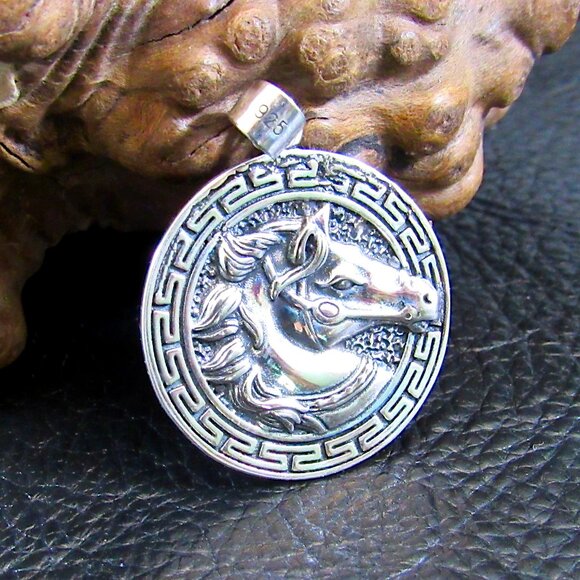 Solid 925 Sterling Silver Greek Meander Puzzle Key Horse Head Equestrian Pendant - Picture 1 of 10